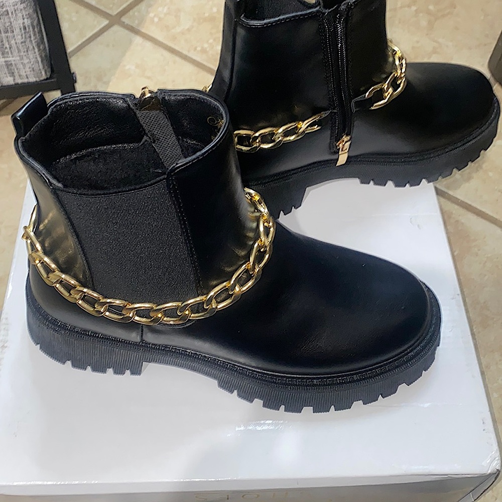 Chelsea boots ,never worn just bought the wrong size .Ordered from Fashion Nova.